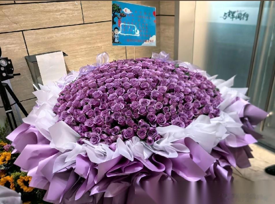 如果不是站在现场，你很难真切体会这份震撼。这组花墙足足延展3米，是粉丝筹备了三个