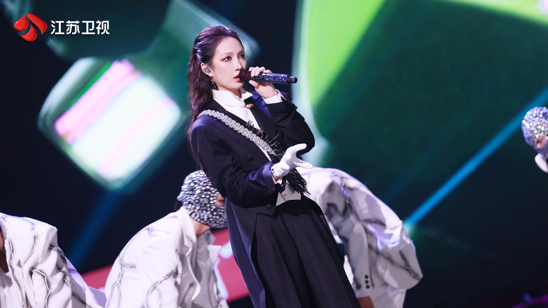#孟佳把舞台玩成了音乐剧##孟佳背头烟熏妆#背头烟熏妆，身穿黑西装化身“指挥佳”