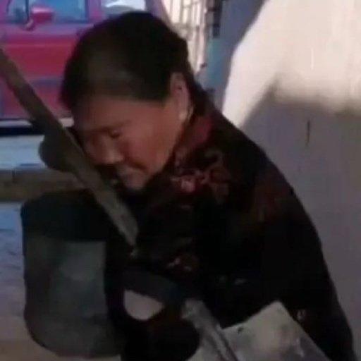 在甘肃白银的回河村，住着一位叫王玉氏的老人，今年已经81岁了。她的一生如果写成书