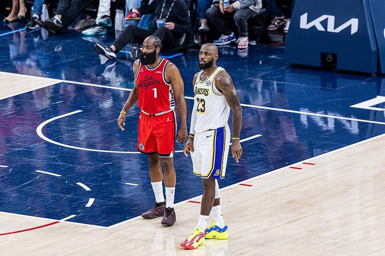 克利夫兰骑士原来要的是快船的詹姆斯，并非湖人的詹姆斯啊，，，🙃
快船本赛季犹如