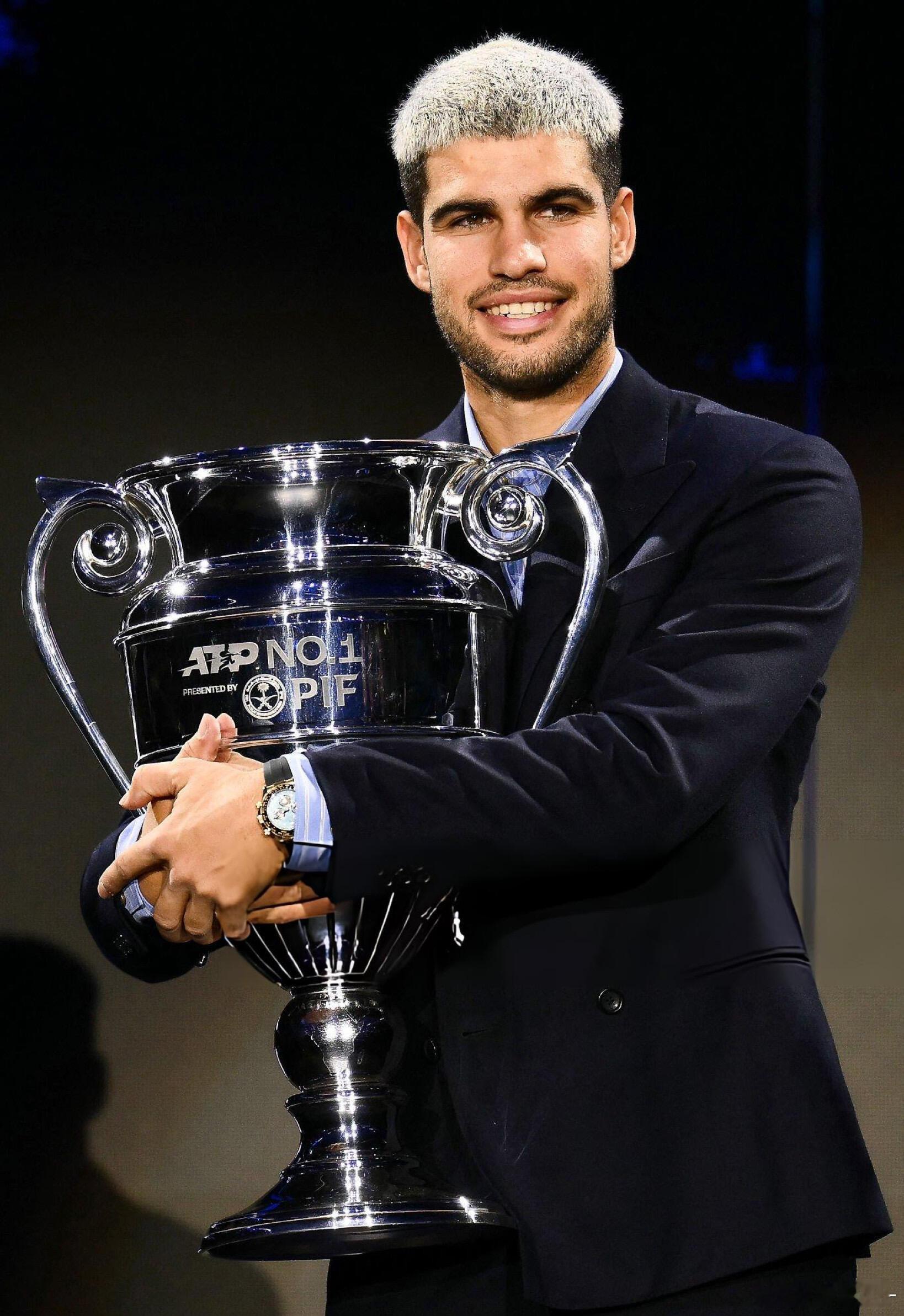 🎊恭喜阿卡第二次捧起年终世界第一奖杯🏆22岁的西班牙网球天才阿尔卡拉斯，在都