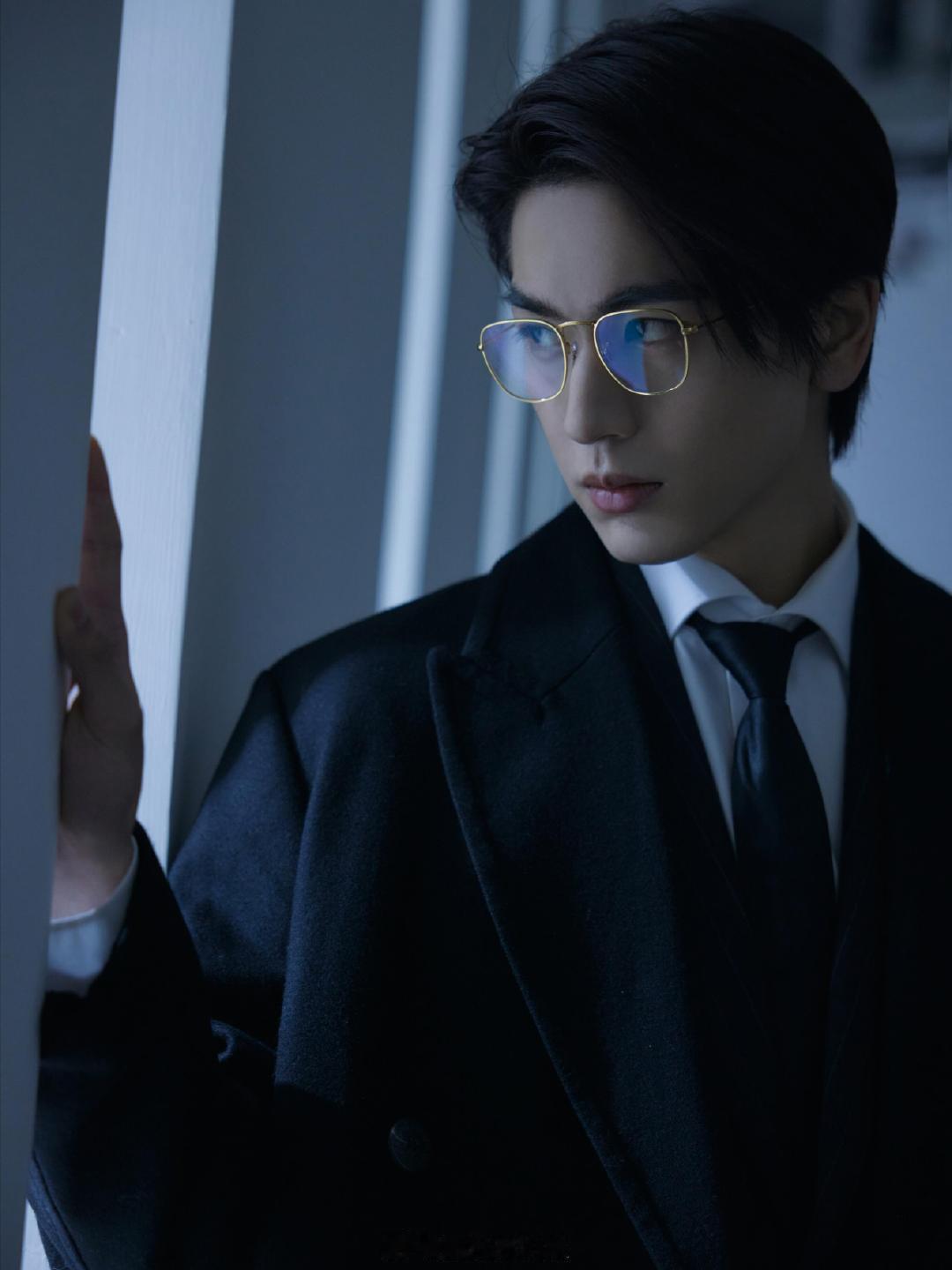 张凌赫吻戏性张力好强这吻戏路透看得我心怦怦跳！张凌赫性张力直接拉满好吗 