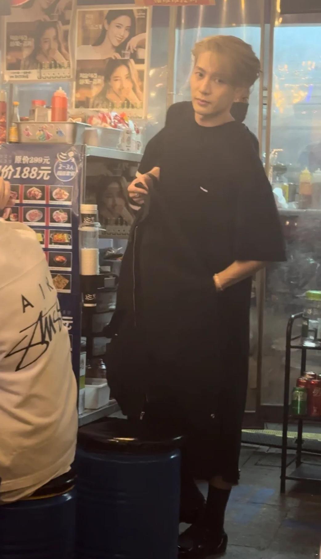一些令我羡慕嫉妒面目全非的偶遇不出意外今天还会有🥴🥴 王嘉尔[超话]  王嘉