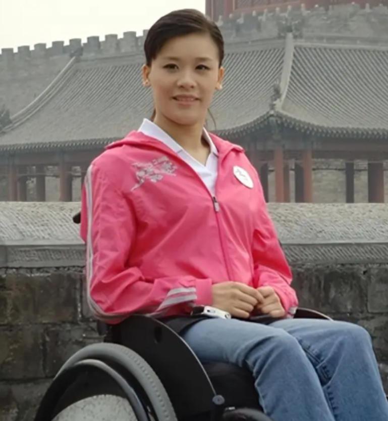 高位截瘫，胸部以下全没知觉。一个连大小便都无法自理的女人，不仅嫁了千万富豪，生了