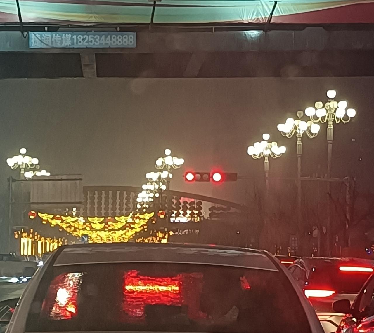 德州百货大楼与文化路口，自南向北，红绿灯已分为左转灯，和直行灯，路也画成中间两个