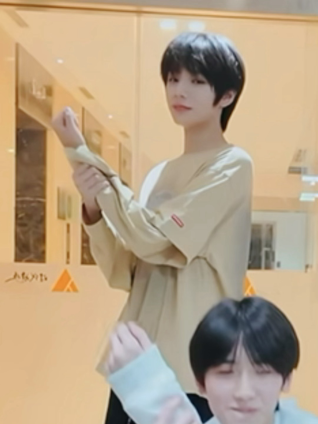 原来这个颜文字是天使光环ᕀ𓂋᜔˖ 那必须给我心里洁洁最像小天使的一组糊图打上光