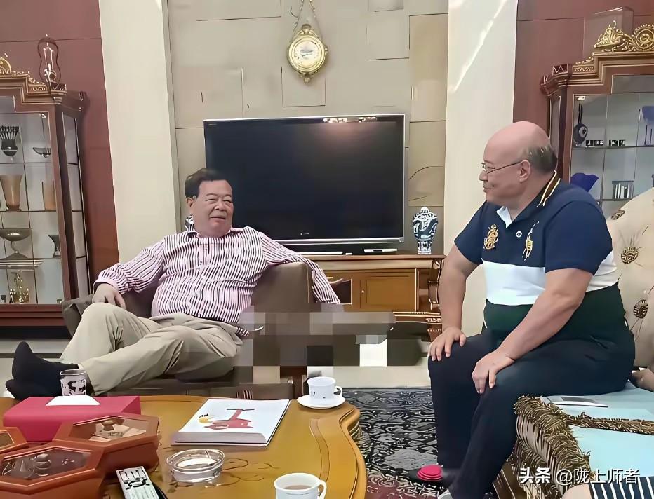 曹德旺的这会客方式有些不得体呀！客人正襟危坐，而他将没穿拖鞋的两只脚直接搭在茶几