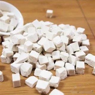 茯苓：从功效到吃法的全方位指南，这些注意事项要牢记
 
茯苓是中药里的“常客”，