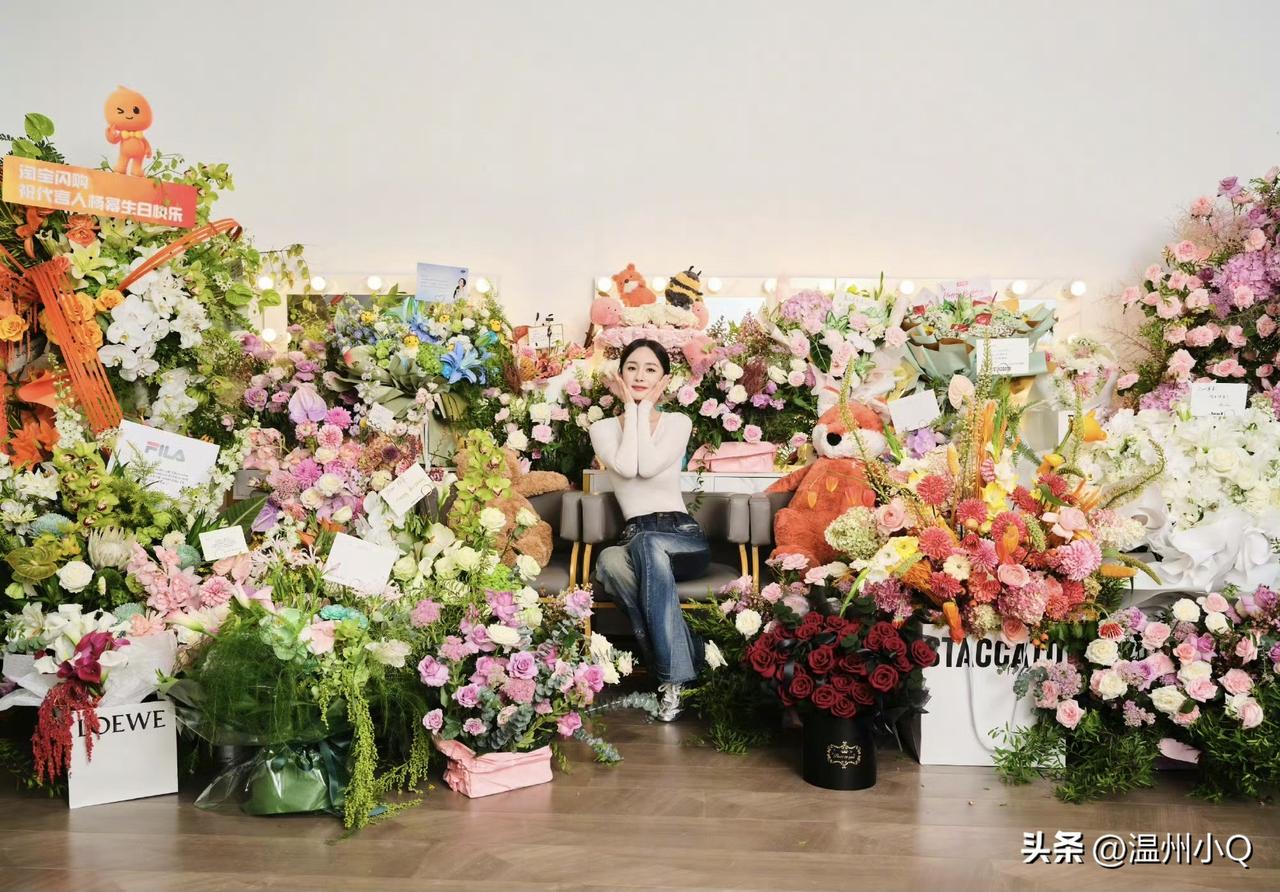 不愧是内娱顶流啊，杨幂过生日，品牌方纷纷送来生日鲜花送祝福。杨幂置身于花海之中，