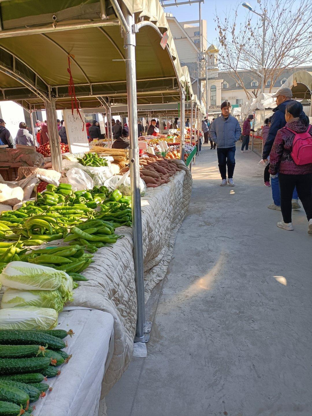 昨天去了北京新建的的一个规模不大的农贸市场，摊位摆放整齐，蔬菜水果品种虽不如大的