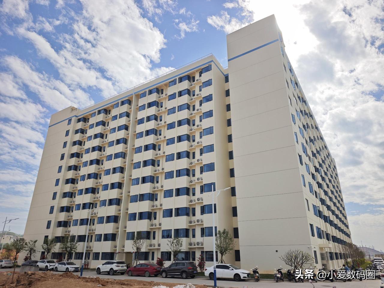 缩编、裁员、机器人进厂，这是这几年常听常见的词了吧，但有家工厂一口气要扩招400