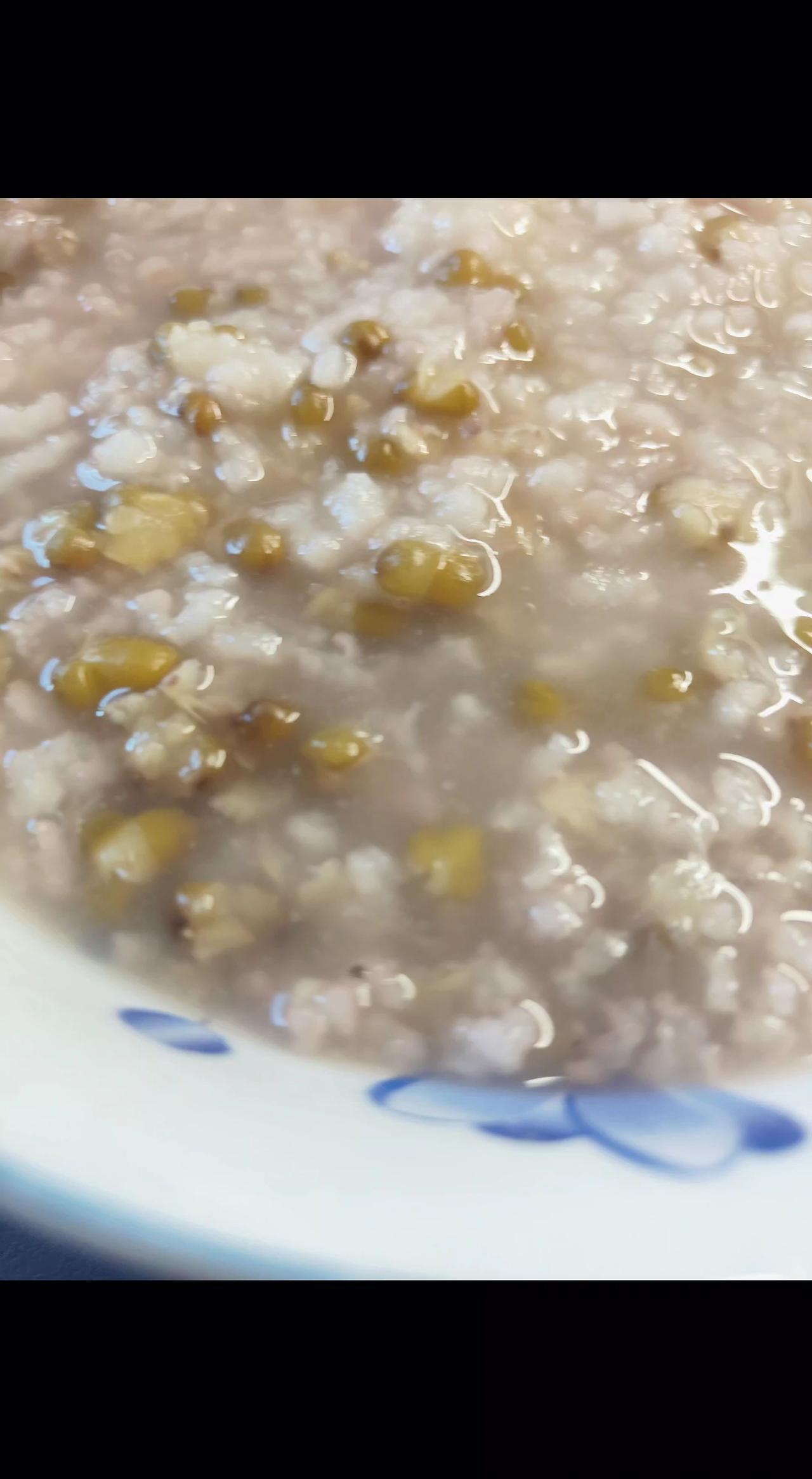 🍚绿豆在米粥里跳圆舞曲💃，瓷碗盛着整个夏天的温柔❄️。慢熬时光，才懂平淡最是