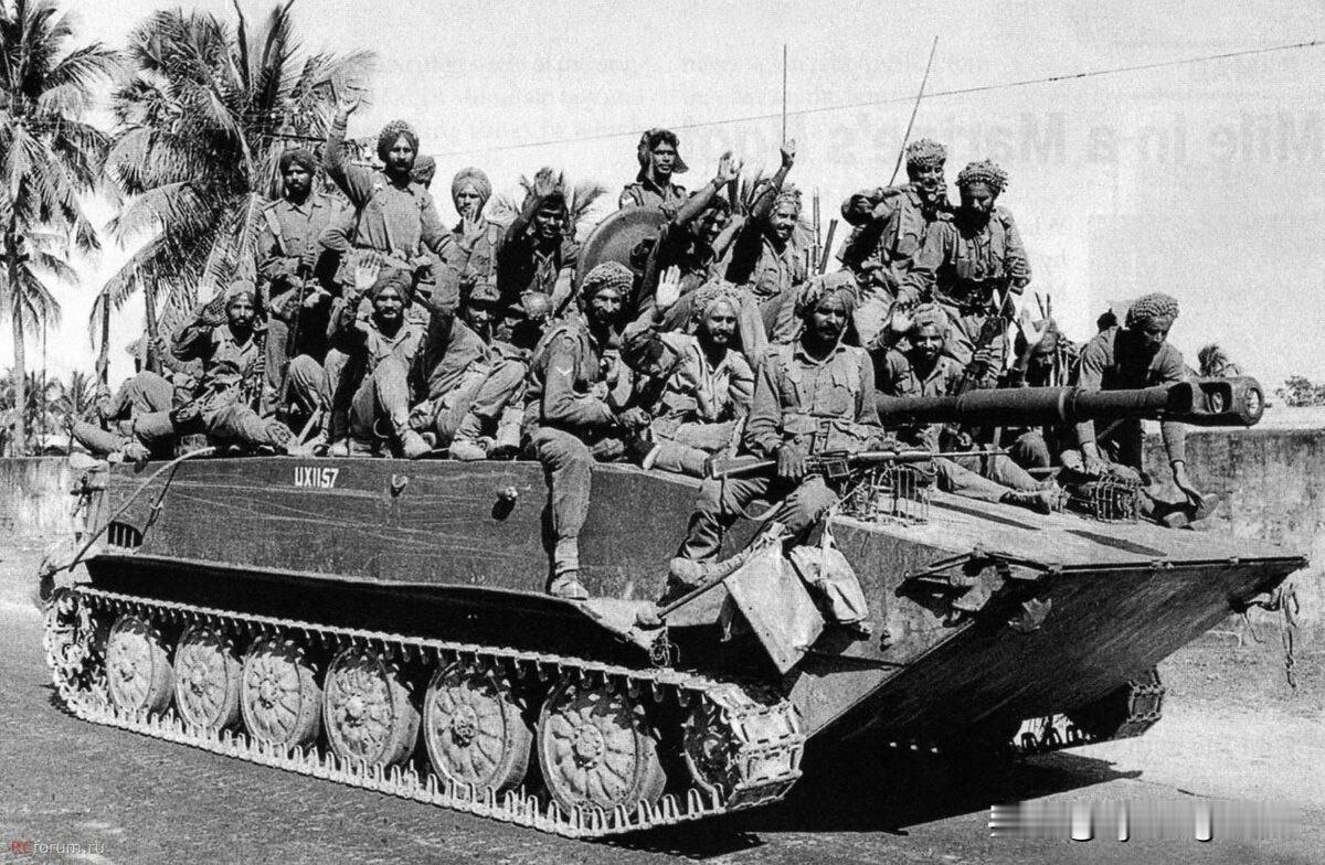 PT-76两栖坦克

在伟大的卫国战争期间，苏军反攻时，一个非常严重的问题是浮桥