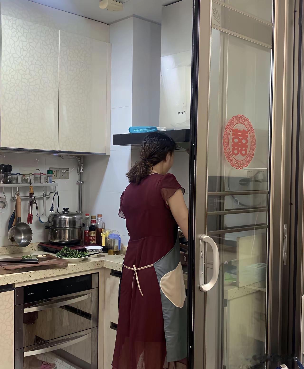 每次回来
小妈总是忙前忙后地烧菜做饭
生怕稍有怠慢了我们
这就是二婚的代价啊！