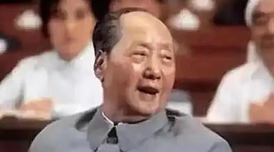 建国初，毛主席提出用“中华人民民主共和国”为新中国的名字，但遭到一人强烈反对，最