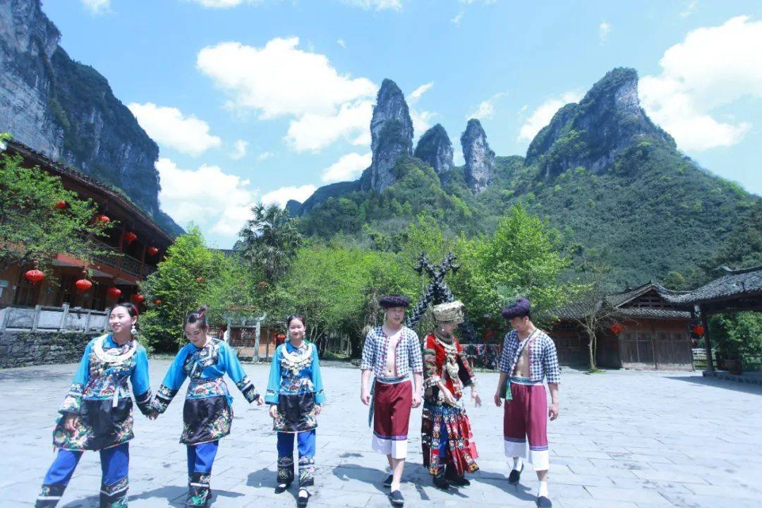 湖南湘BA拉拉队现场抛撒喜糖喜帖游德夯看山水苗寨，再补少量费用看《德夯幻境》5D