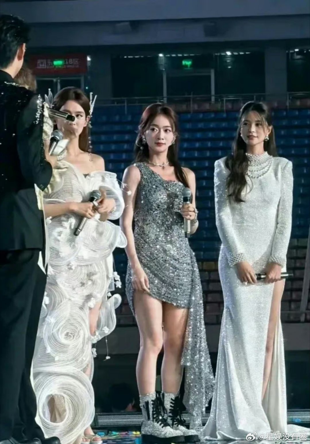 吴谨言这个造型合理嘛[苦涩][苦涩][苦涩]显得身材很拉诶。。 ​​​