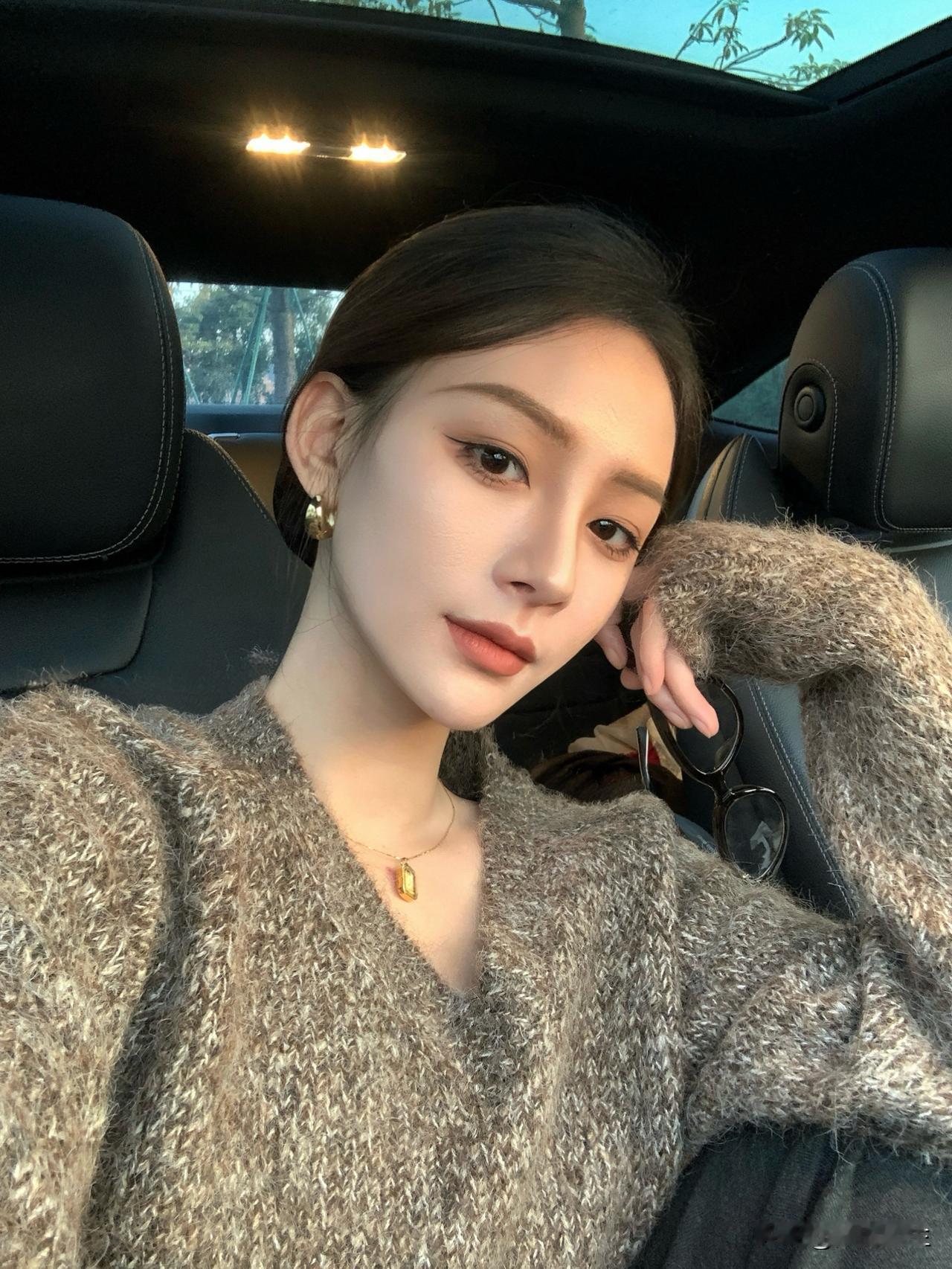 山林从不向四季起誓，枯荣随缘；海洋无需对沙岸承诺，遇合尽欢。
缘起，我在人群中看