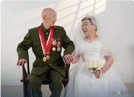 近日，四川宣汉，百岁老红军陈大国携妻子拍下人生中首张婚纱照。陈大国走过长征，参与