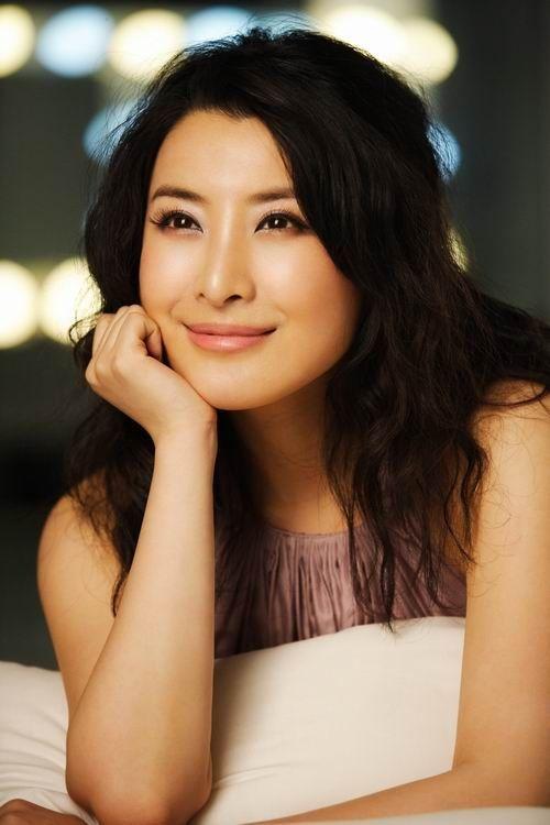 王雅捷长得漂亮演技还好，但当初她和赵本山相识时，还挺不自信呢。据说王雅捷多次拒绝