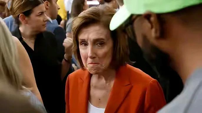 民主党大佬佩洛西，哈里斯败选泪满颊！

镜头前，她的脸上满含泪水，尽显失落与无奈