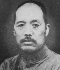 骑兵与坦克的对决！ 张诚德，国民革命军陆军骑兵第1师少将师长。1937...
