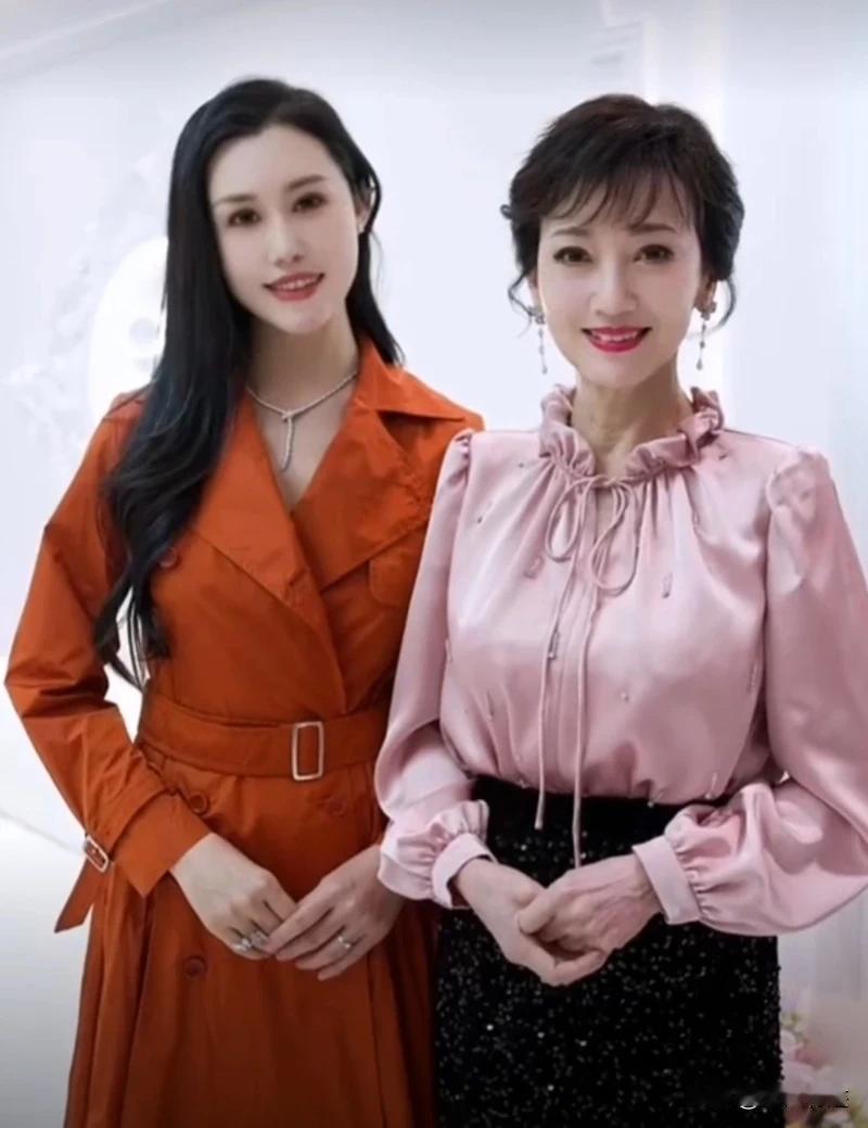 赵雅芝和年轻网红，谁更美呢？
说皮相，年轻的女网红，确实很漂亮，但是气质却完全输