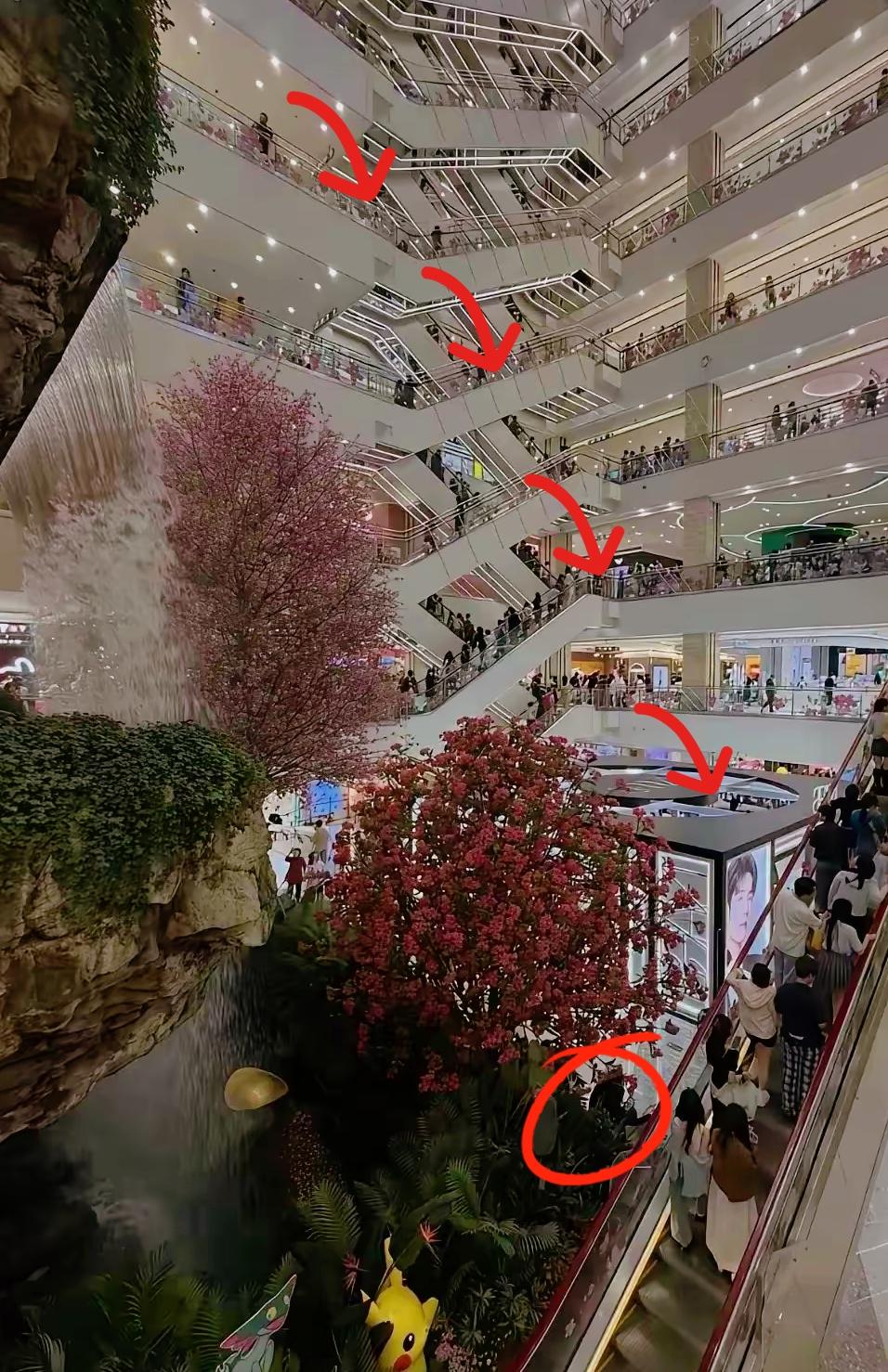 严总跳下去了
西安赛格火了
一个开店做到400 家的老板就这样舍弃他的员工走了！