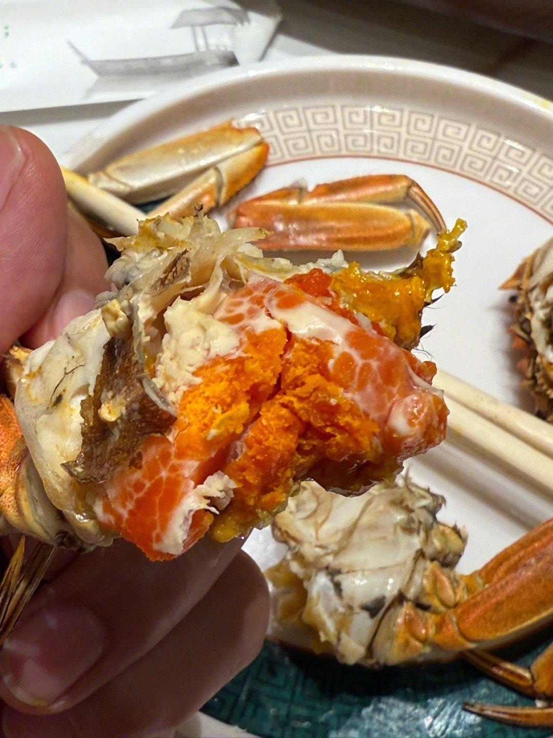 吃到了 寄来的阳澄湖大闸蟹，这也太顶级了，螃蟹就酒，越喝越有！ 