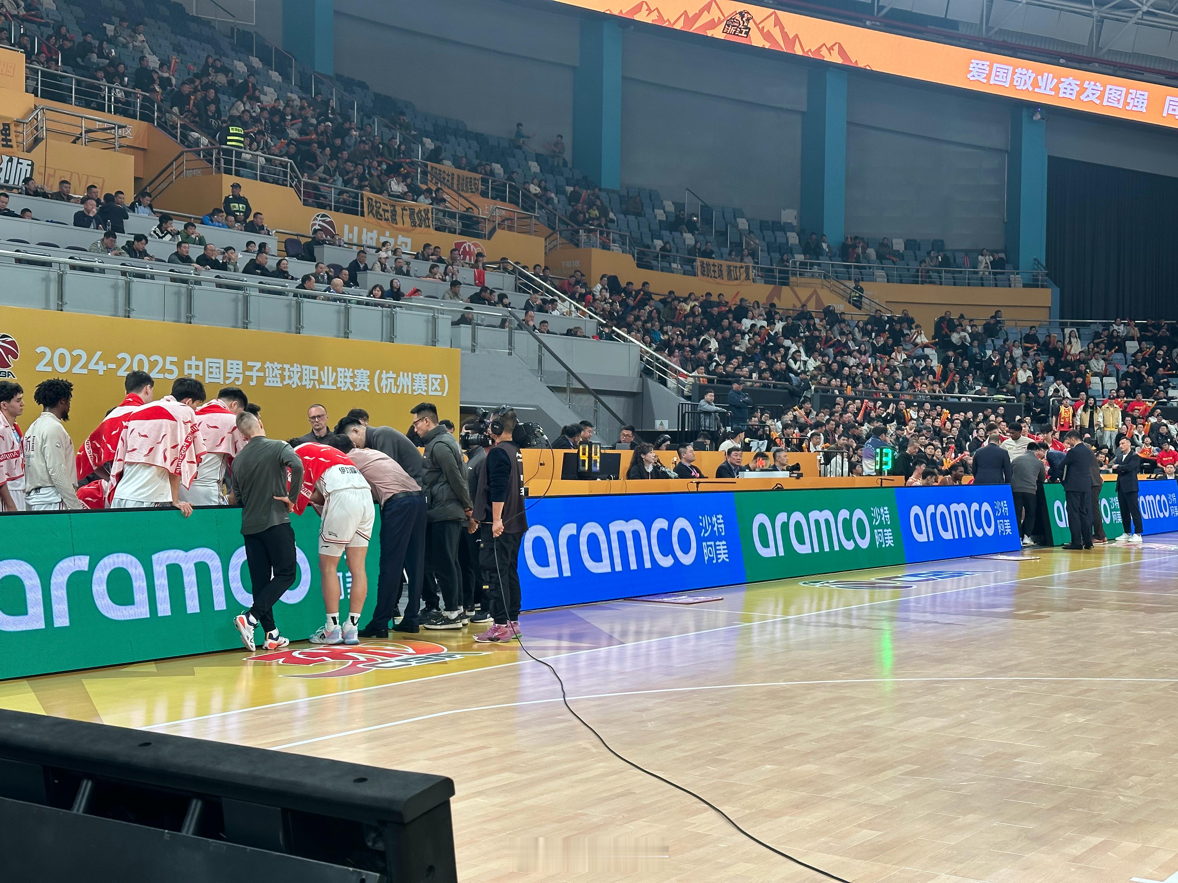 赵岩昊第三节登场49 秒后随即命中三分，刘炜指导立刻请求暂停做出调整。  