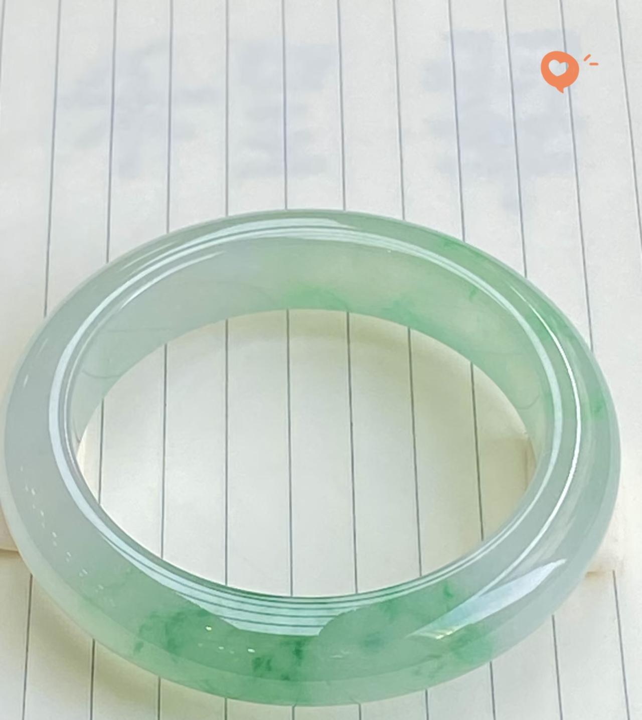 你是不是也曾被那些“清清爽爽”的翡翠手镯迷住眼？
那种戴在腕间，仿佛有水光流淌的