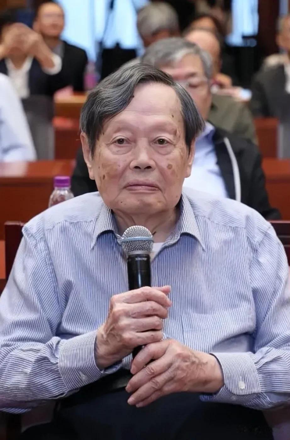 邓稼先的妻子，许鹿希说:先生的第二次生命，既是国家给的，也是杨振宁给的，他是我们