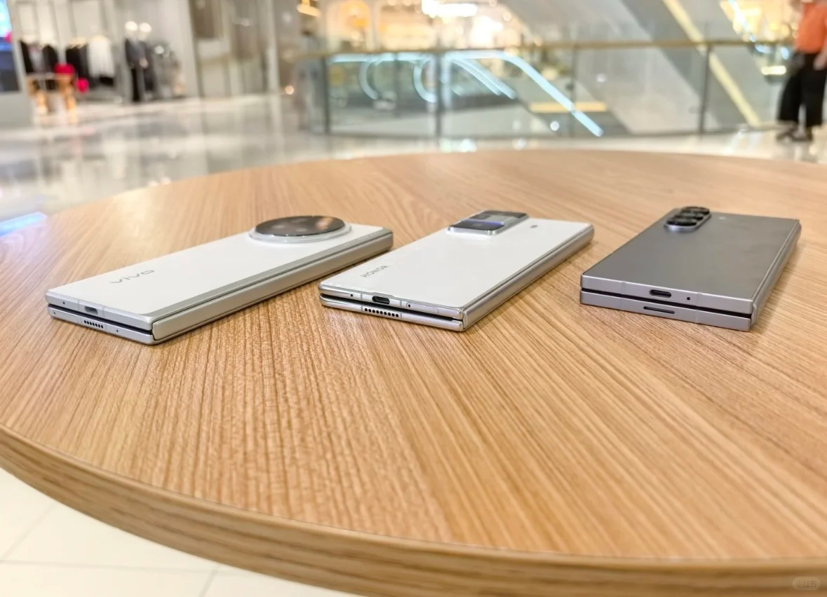 折学家生活图鉴 第一次用折叠屏办公边开会边记笔记，半屏操作特别丝滑。同事都过来问