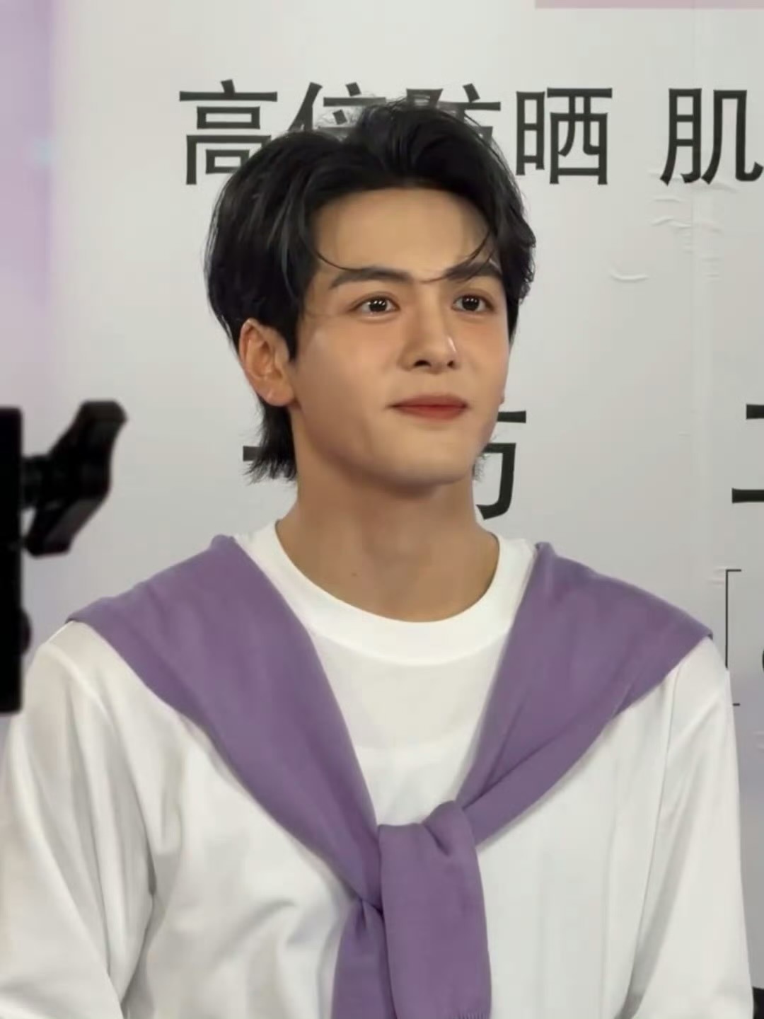 曾舜晞飞吻后突然害羞曾舜晞飞吻后害羞 现场好多粉丝啊，曾舜晞人气高高的 