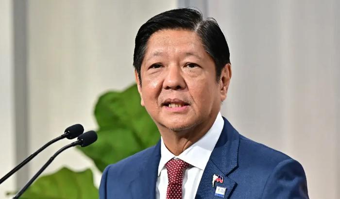 海上风浪正急，马尼拉港口却迎来两艘中国油轮，汽笛一响，节奏就变了。不是海警对峙，