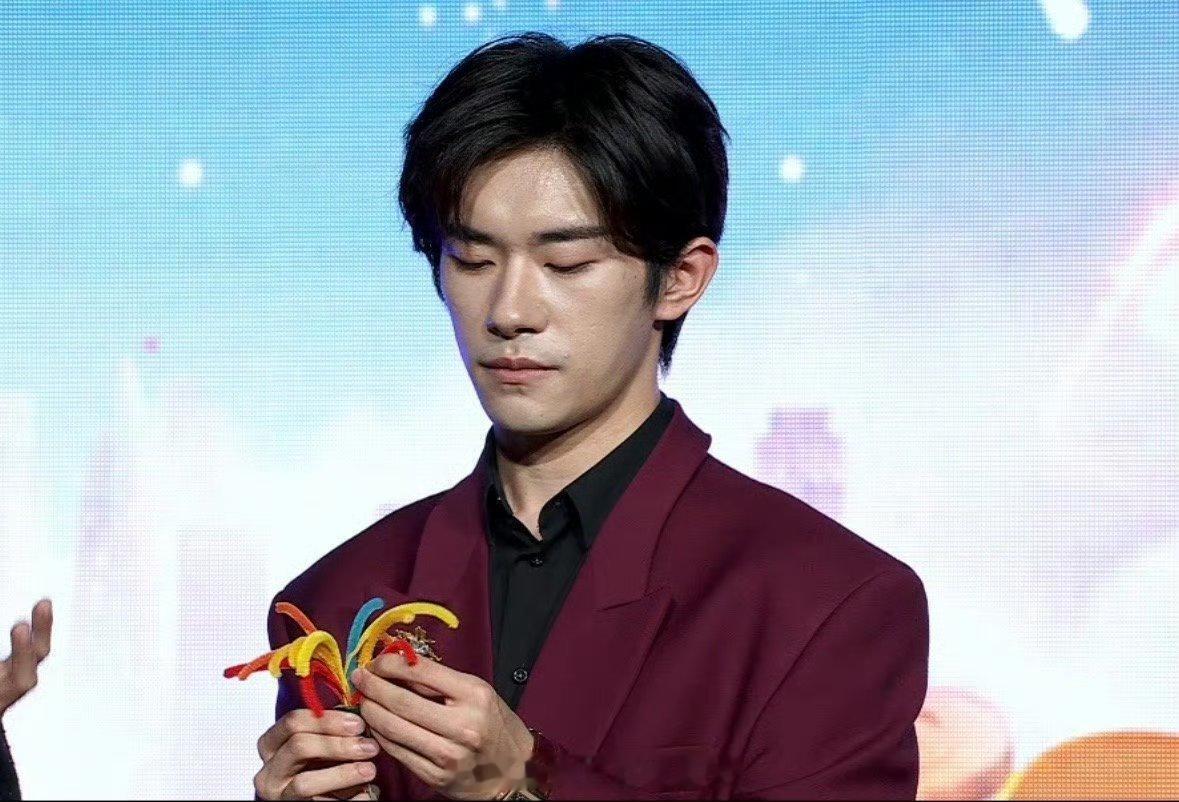 #易烊千玺玩扭扭棒# 可可爱爱的大帅哥一枚，在这一次的活动当中易烊千玺玩起了扭扭