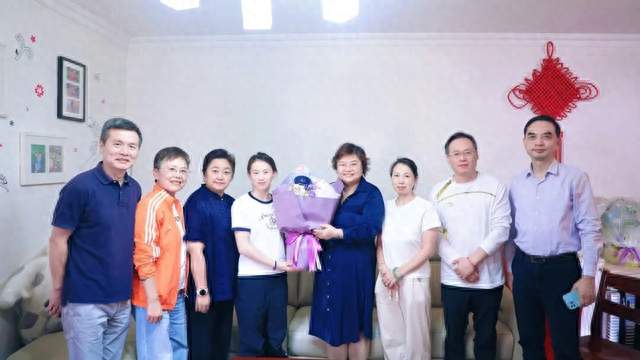 勇夺双金！徐汇小囡陈芋汐亚运归来