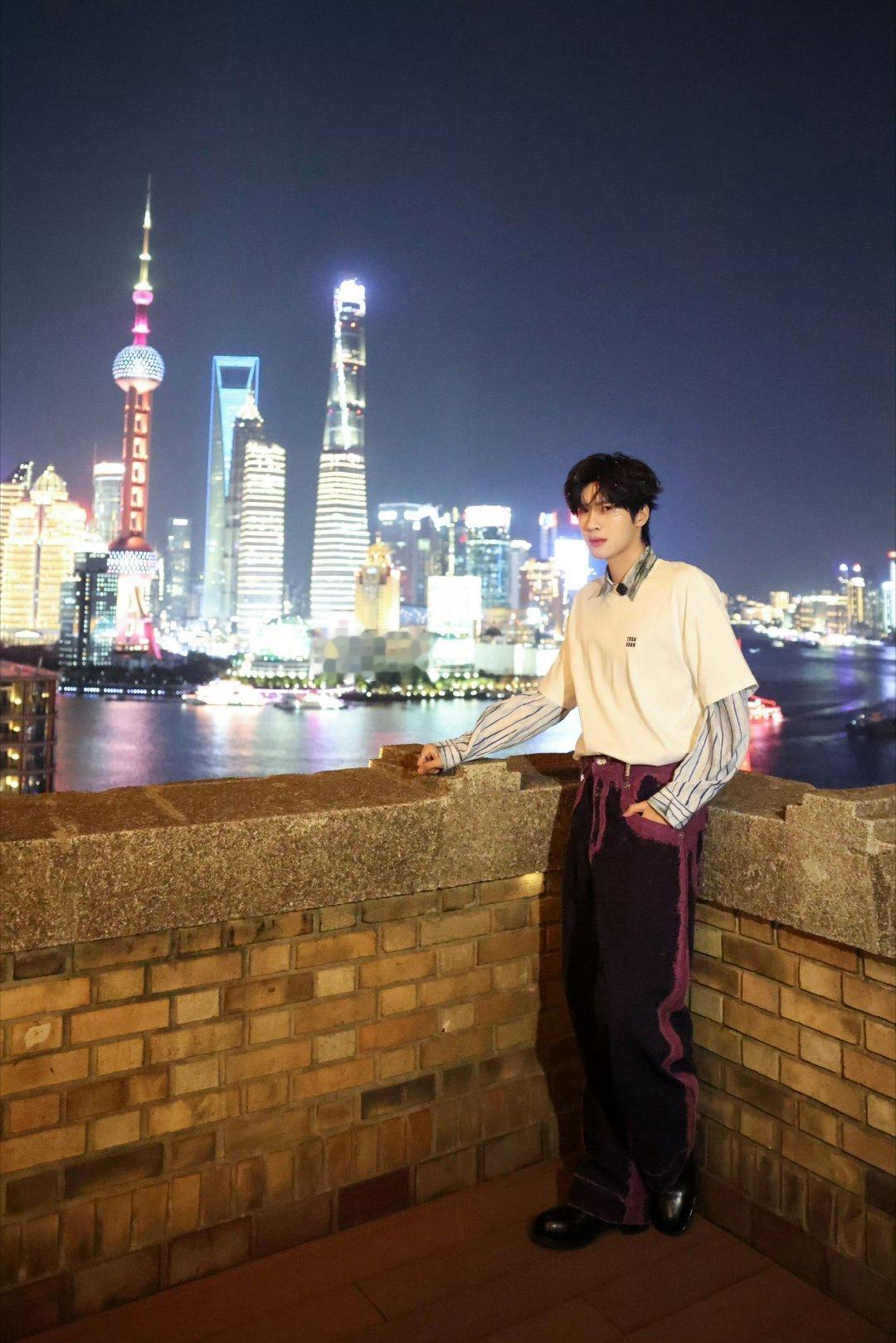 展轩 zx展轩vibe正在输入中 晨光落在肩头，像一场柔软的秘密。窗台上的栀子花