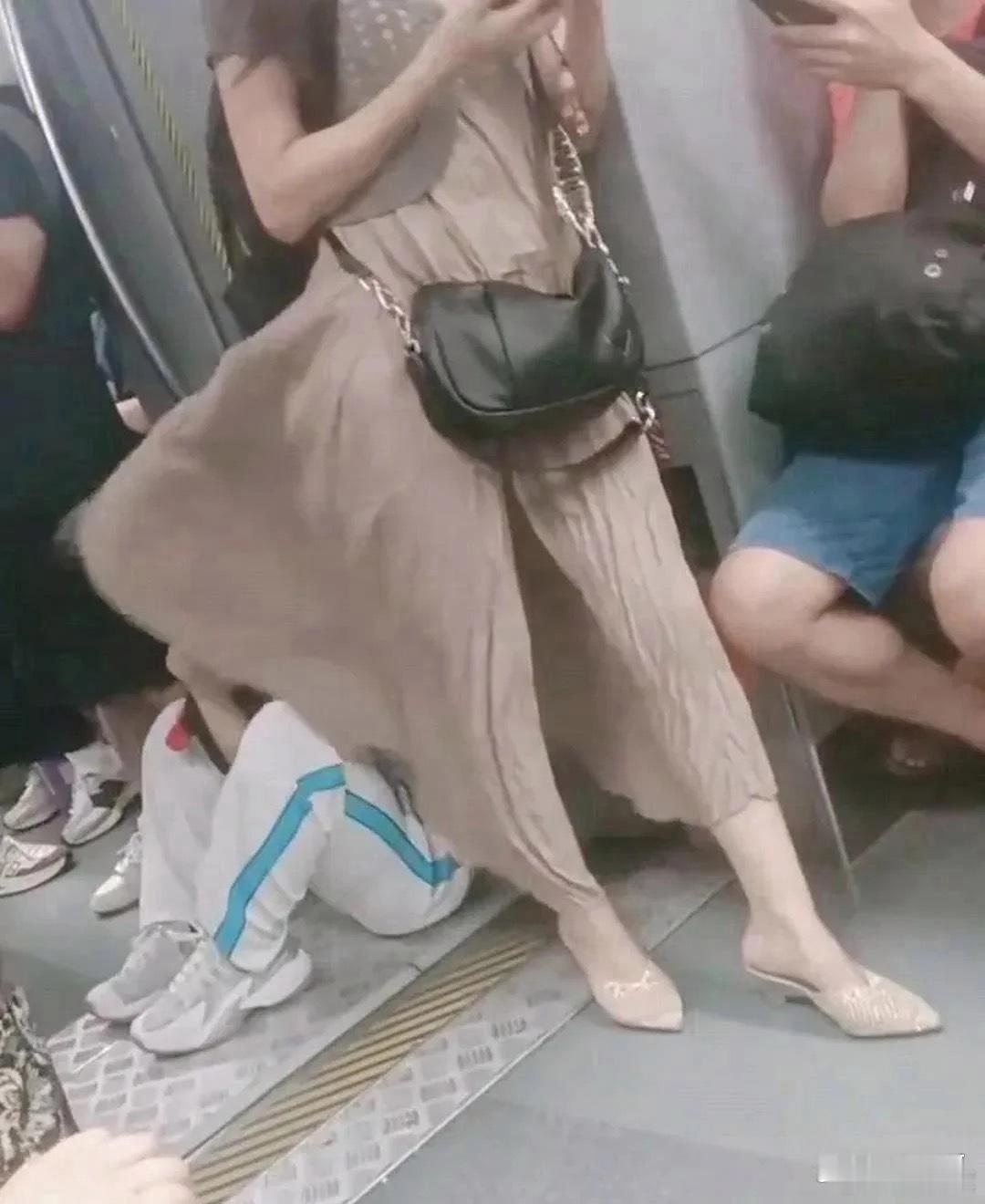 心疼白裤大姐，脸都被抽肿了吧 