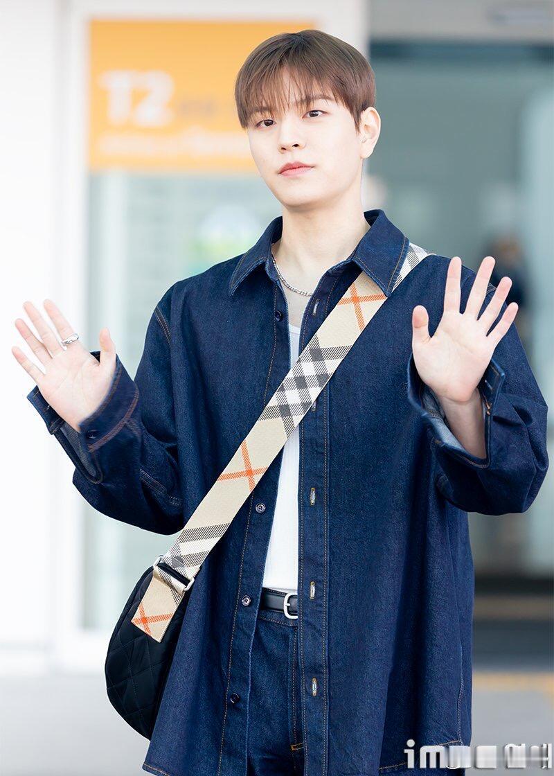 时装周伦敦时装周 金昇玟仁川机场出发，前往伦敦出席Burberry 2026秋冬