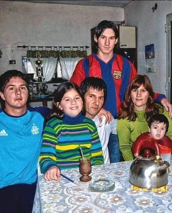 珍贵的照片。梅西十几岁时的全家福，父母和大哥、小妹都在，不知道另外一个哥哥为什么