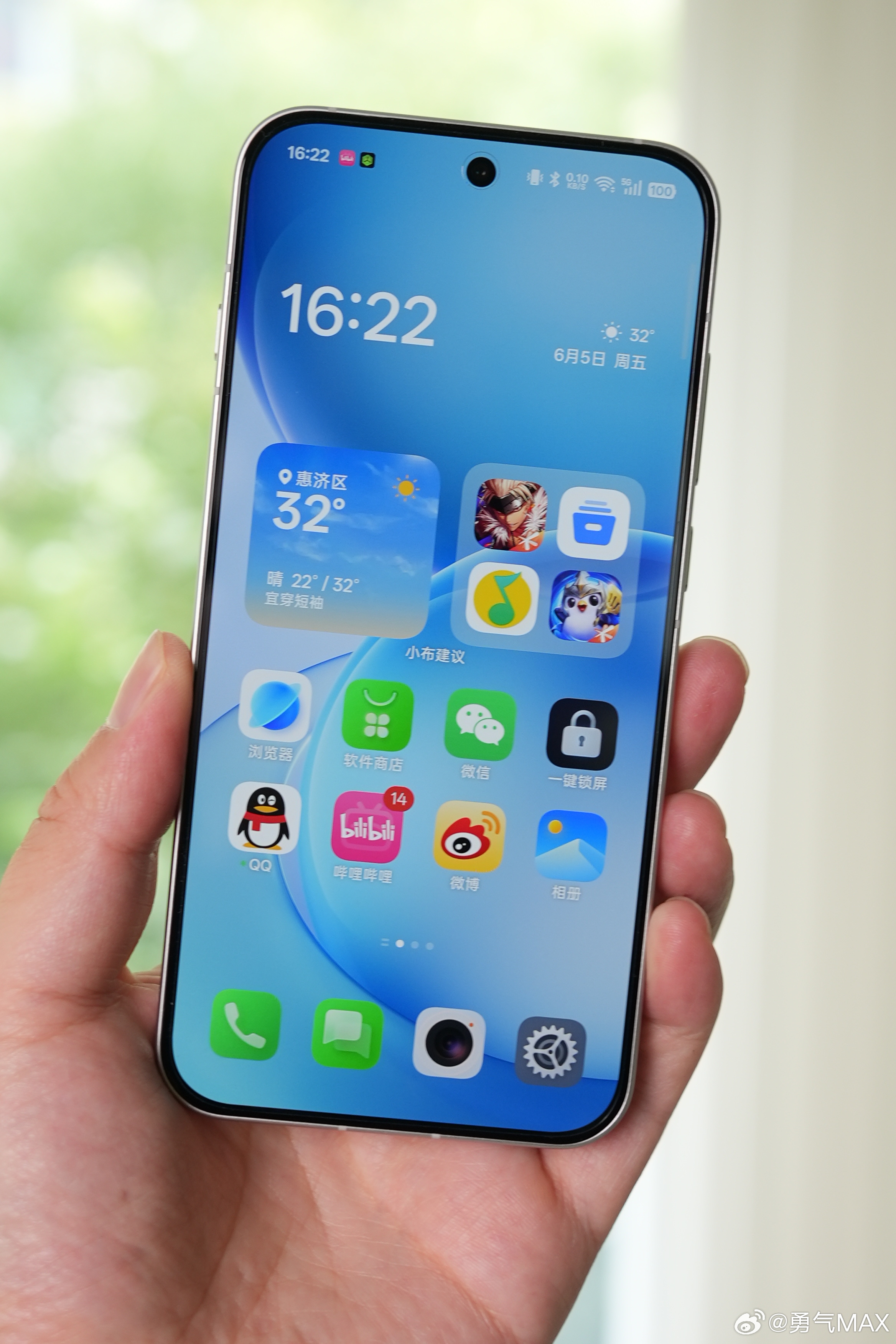 上手OPPO Reno16标准版第一眼直接被后盖圈粉，3D悬浮星球后壳属实惊艳，