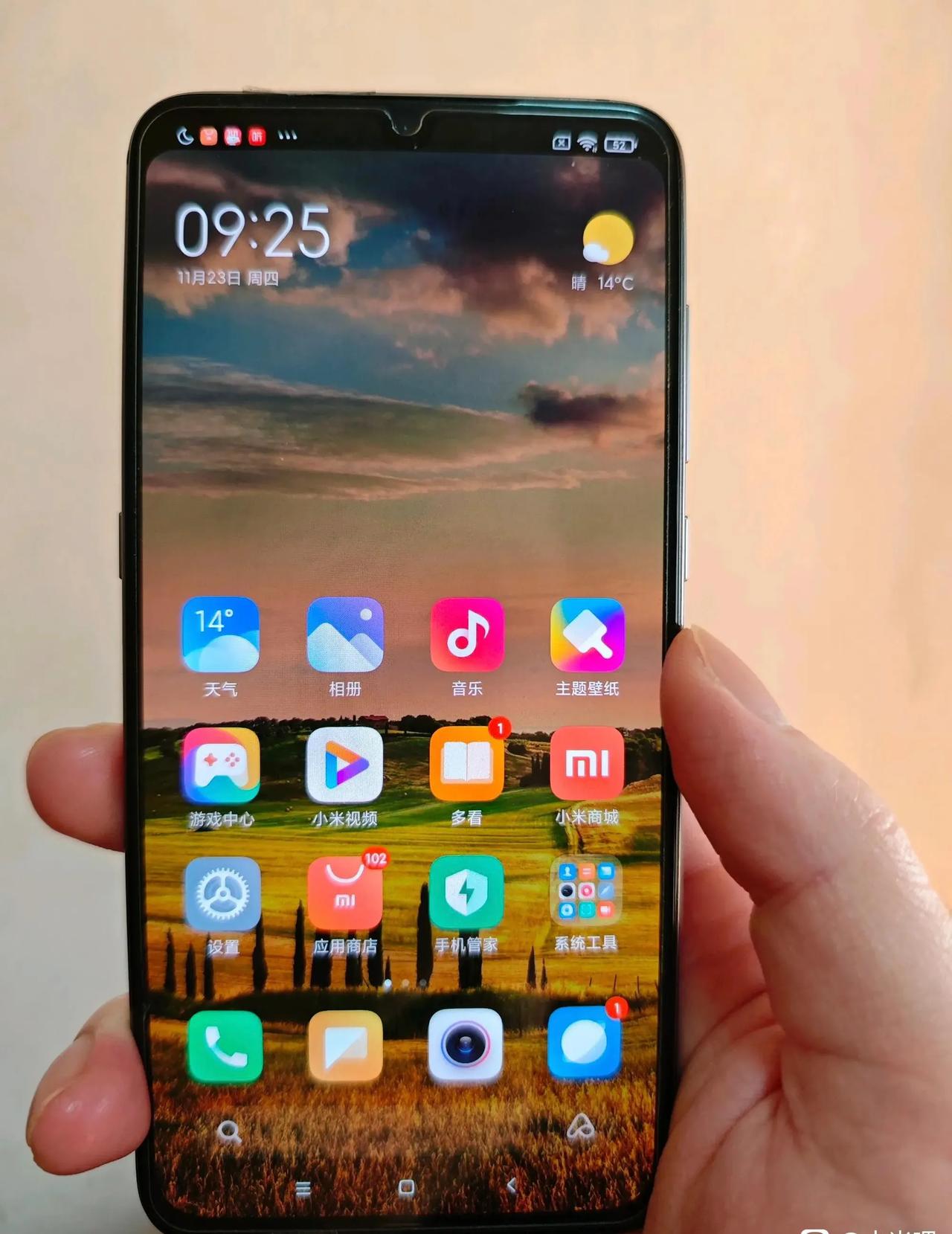 小米9替换成小米14了

手感都带壳没差别，就是变厚了一点，小米14的设计本身就