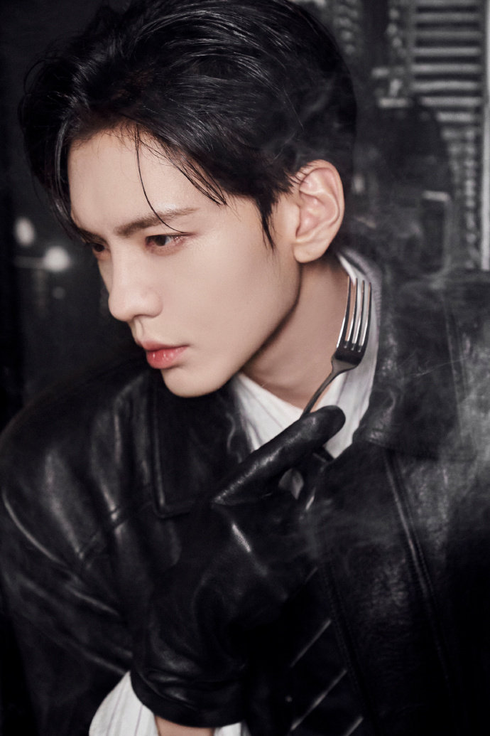 毕雯珺ELLE造型 毕雯珺ELLE风尚大典出图，黑色皮衣＋手套，半湿发造型帅得我