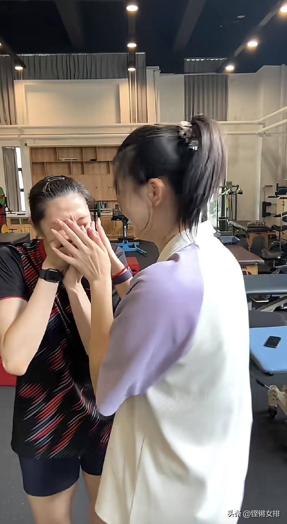 是姐妹也是师徒！张常宁给了吴梦洁一巴掌？

误会了，其实是两人玩一个手势舞游戏！