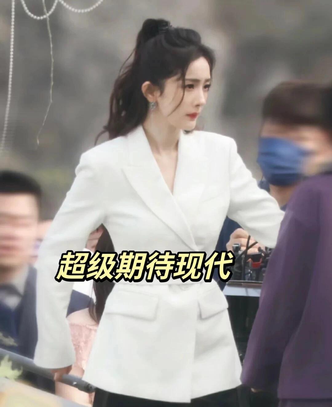 就是说，能不能把拍完的现代部分放出来啊！！就算是广告，我也想看[抓狂]#狐妖小红