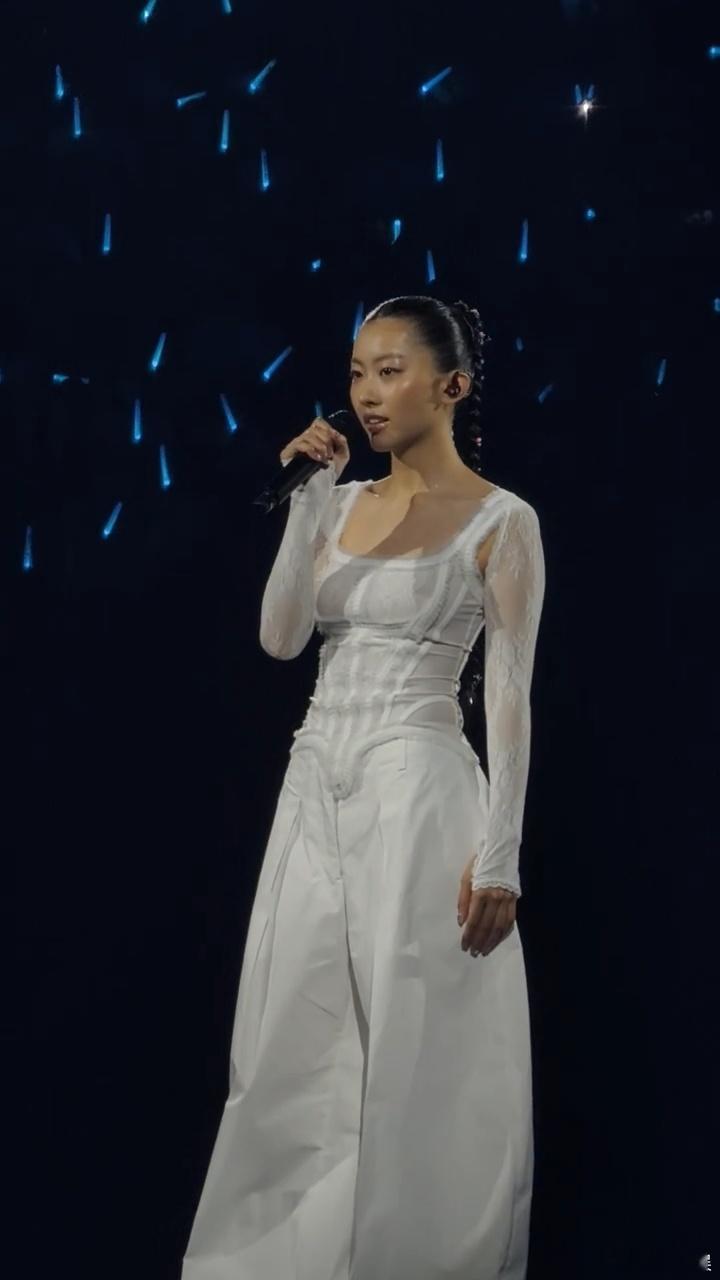 陈奕迅女儿首次公开演出陈奕迅女儿陈康堤首次公开演出 唱功挺一般的 ​​​