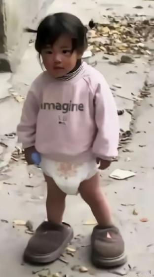 泪目！河南城郊，离婚半年后，女子偷偷去看4岁的女儿，却远远看见孩子穿着尿不湿，上