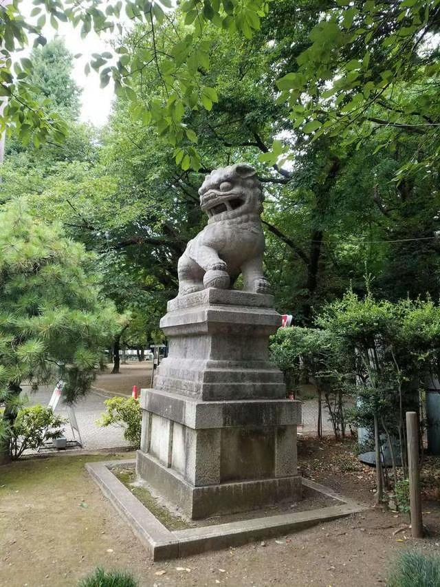 靖国神社前那对威严的石狮，竟藏着一段被刻意掩盖的侵略史——它们并非日本原产，而是