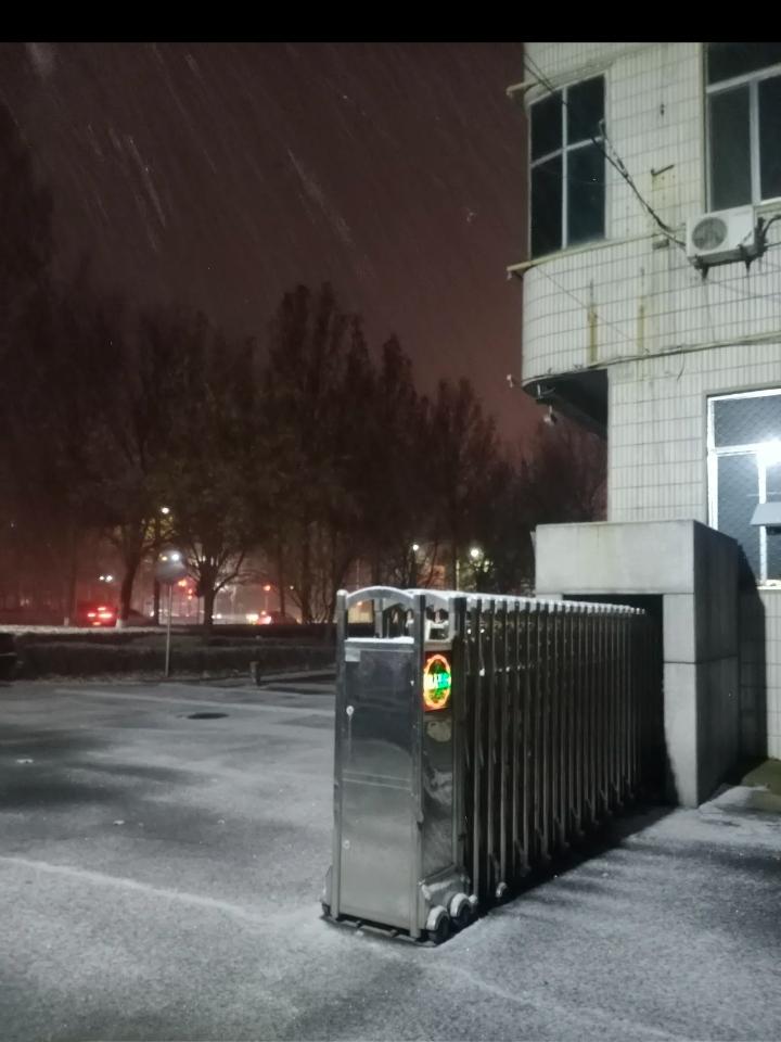 一个女子在一家店里打工，突然她接到了家里打来的电话，原来是父亲在打工中摔伤了，需